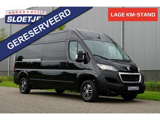 Peugeot Boxer 335 2.2 BlueHDi 140 L3H2 Asphalt in nieuwstaat |6.329 km |BPM vrij |2 stoelen en 2 airbags |Trekhaak |Camera |Cruise |Navi |Airco |Parkeersensoren |EURO6 |1e eigenaar |3500 KG