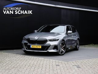 BMW 5-serie Touring 550e xDrive M-SPORT PRO | LEDER | PANO-DAK | HEAD-UP | LEDER | BOWERS & WILKINS | TRAVEL-PAKKET | SURROUND PAKKET | INNOVATIE-PAKKET ( NWPRIJS 105.000,- )