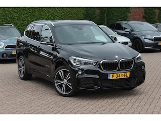 BMW X1 xDrive20i High Exe. M Sport / Trekhaak / Camera / Alcantara / Keyless / 19'' / Navigatie / Stoelverwarming / DAB / Cruise Control