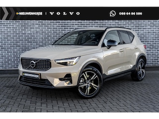 Volvo XC40 2.0 B4 Plus Dark | Trekhaak | Harman Kardon Audio | Achteruitrijcamera | Parkeersensoren | Keyless Entry | Elektrische Achterklep | Elektrisch Verstelbare Voorstoelen | Stoelverwarming | Google Navigatie | Apple Carplay | Android Auto | Lichtmetalen Velgen 18 inch
