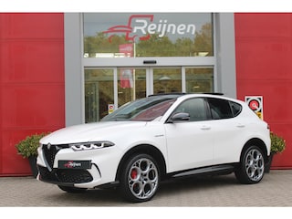 Alfa Romeo Tonale 1.3T 280PK PHEV VELOCE | PANORAMISCH SCHUIF/KANTEL DAK | PREMIUM PACK: LEDEREN BEKLEDING/GEVENTILEERDE VOORSTOELEN/4-VOUDIG ELEKTRISCH VERSTELBARE LENDESTEUN VOORSTOELEN/HOOGGLANS ZWARTE RAAMOMLIJSTING/AMBIENT LIGHTING | TECHNOLOGY PACK: PARKEERWAARSCHUWING VOOR EN ACHTER/ACHTERUITRIJ CAMERA/AUTONOMOUS DRIVING LEVEL 2: ADAPTIVE CRUISE CONTROL/LANE CENTERING ASSIST/TRAFFIC JAM ASSIST/AUTOMATISCH DIMMENDE BUITENSPIEGELS | WINTERPACK: STOELVERWARMING VOOR/STUURVERWARMING/VERWARMBARE RUITENSPROEIERS | HARMAN KARDON SOUND SYSTEM | 20" LICHTMETALEN VELGEN "GRAPHITE GREY" | DRAADLOZE TELEFOONLADER | NAVIGATIE | DRAADLOZE APPLE CARPLAY/ANDROID AUTO | FULL LED MATRIX KOPLAMPEN |