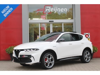 Alfa Romeo Tonale 1.3T 280PK PHEV VELOCE | PANORAMISCH SCHUIF/KANTEL DAK | PREMIUM PACK: LEDEREN BEKLEDING/GEVENTILEERDE VOORSTOELEN/4-VOUDIG ELEKTRISCH VERSTELBARE LENDESTEUN VOORSTOELEN/HOOGGLANS ZWARTE RAAMOMLIJSTING/AMBIENT LIGHTING | TECHNOLOGY PACK: PARKEERWAARSCHUWING VOOR EN ACHTER/ACHTERUITRIJ CAMERA/AUTONOMOUS DRIVING LEVEL 2: ADAPTIVE CRUISE CONTROL/LANE CENTERING ASSIST/TRAFFIC JAM ASSIST/AUTOMATISCH DIMMENDE BUITENSPIEGELS | WINTERPACK: STOELVERWARMING VOOR/STUURVERWARMING/VERWARMBARE RUITENSPROEIERS | HARMAN KARDON SOUND SYSTEM | 20" LICHTMETALEN VELGEN "GRAPHITE GREY" | DRAADLOZE TELEFOONLADER | NAVIGATIE | DRAADLOZE APPLE CARPLAY/ANDROID AUTO | FULL LED MATRIX KOPLAMPEN |