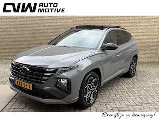 Hyundai Tucson 1.6 T-GDI PHEV 265pk N Line Sky 4WD | Panoramadak | 360 camera | Adaptieve cruise & lane assist | Leder/suede bekleding | Stoelverwarming&ventilatie | Stuurverwarming | Memory | Elektrische achterklep | Apple CarPlay | Navigatie | Full-LED | DAB | Keyless | 19 inch velgen | Volledig onderhouden