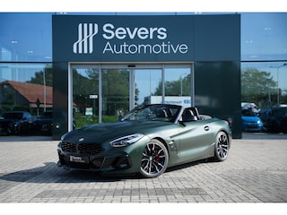 BMW Z4 Roadster M40i M- Sport | FROZEN DEEP GREEN METALLIC | Harman Kardon | Head-Up Display | Elektrische Stoelen | Stuurwielverwarming | Windscherm | M SPORTREM, ROOD HOOGGLANS | Adaptieve LED-koplamp |