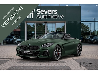 BMW Z4 Roadster M40i M- Sport | FROZEN DEEP GREEN METALLIC | Harman Kardon | Head-Up Display | Elektrische Stoelen | Stuurwielverwarming | Windscherm | M SPORTREM, ROOD HOOGGLANS | Adaptieve LED-koplamp |