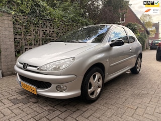 Peugeot 206 1.6-16V Griffe - 1e eigenaar - airco - leder