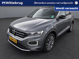 Volkswagen T-Roc 1.5 TSI Sport / Pano / Digitaal dashboard / Camera / Parkeersensoren V+A / Navigatie / App connect /