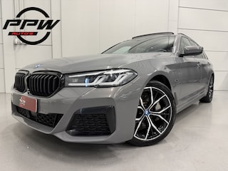 BMW 5-serie Touring 530e xDrive M-Sport BERNINAGRAU/PANO/HEAD-UP/H&K/LEER-SPORT/MEMORY/ACC/SFEER/LED/DONKERE-HEMEL/19" M-SPORT/SHADOW-LINE/VOLLEDIG BMW DEALER HISTORIE