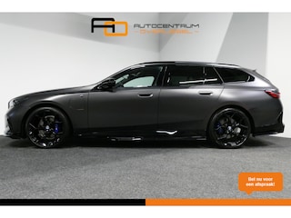 BMW 5-serie Touring 530e xDrive M Sport Pro Edition / UNIEK!!! / M5 Look / M Sport Bodykit / Panoramadak / Stoelkoeling & -verwarming / Carbon interieur / Iconic Glow / Harman Kardon / Elektr. verstelbare voorstoelen + memory / HUD / Apple Carplay - Android Auto / Rondomzichtcamera / Premium BMW colour / Matrix LED / Achterbank verwarming / 21'' LMV / Lederen bekleding / Ambienteverlichting / Trekhaak (zwenkbaar)