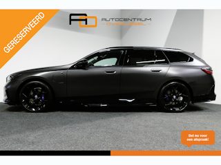 BMW 5-serie Touring 530e xDrive M Sport Pro Edition / UNIEK!!! / M5 Look / M Sport Bodykit / Panoramadak / Stoelkoeling & -verwarming / Carbon interieur / Iconic Glow / Harman Kardon / Elektr. verstelbare voorstoelen + memory / HUD / Apple Carplay - Android Auto / Rondomzichtcamera / Premium BMW colour / Matrix LED / Achterbank verwarming / 21'' LMV / Lederen bekleding / Ambienteverlichting / Trekhaak (zwenkbaar)