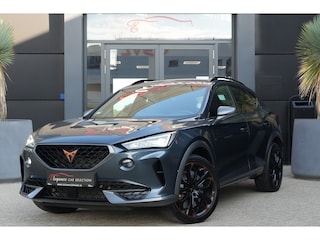Cupra Formentor 2.0 TSI 4DRIVE VZ | 394pk | Carplay | Stoelverwarming | Camera | Leder Deze CUPRA Formentor is niet zomaar een sportieve SUV. Met zijn krachtige 2.0 TSI benzinemotor, 394 PK, 4Drive vierwielaandrijving en 7-traps automatische transmissie combineert hij indrukwek