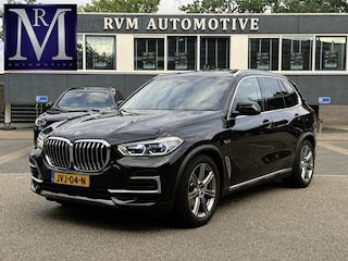 BMW X5 xDrive45e High Executive VAN: € 61.900- VOOR: € 59.877,- UW HERFSTVOORDEEL: € 2.023,-| LASER LED| ELEKTRISCHE TREKHAAK | PANO| HUD| BMW DEALER ONDERHOUDEN| DRIVING ASS. PROFF| KEYLESS | MEMORY STOEL| DODE HOEK SENSOR|