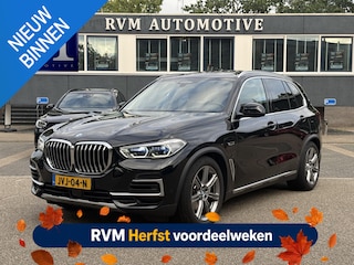 BMW X5 xDrive45e High Executive VAN: € 61.900- VOOR: € 59.877,- UW HERFSTVOORDEEL: € 2.023,-| LASER LED| ELEKTRISCHE TREKHAAK | PANO| HUD| BMW DEALER ONDERHOUDEN| DRIVING ASS. PROFF| KEYLESS | MEMORY STOEL| DODE HOEK SENSOR|