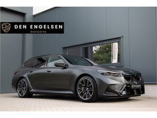 BMW 5-serie Touring 727PK | Keramische | NL Auto | BTW | M Drivers Package | ACC | Bowers & Wilkins | Lane & Side Assist | 360 Camera | Carbon | Led | E.TH 2000kg | Panoramadak | Fabrieksgarantie 2028 | BMW Individual Frozen Deep Grey Metallic |  Driving Assistant Professional | Memory | Led | Ventilatie + Stuurverwarming | Stoelverwarming 4X | Iconic Gl