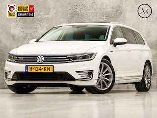 Volkswagen Passat Variant 1.4 TSI GTE HighLine Sport Automaat (PANORAMADAK, APPLE CARPLAY, SOH 77,9%, GROOT NAVI, CAMERA, TREKHAAK, KEYLESS, SPORTSTOELEN, STOELVERWARMING, GETINT GLAS, NIEUWSTAAT)