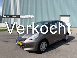Honda Jazz 1.4-16 Trend Automaat 100 PK. Onverwoestbare auto die nog makkelijk 15 jaar meegaat !!! Alle keuringen toegestaan !! Slechts 49.000 KM !