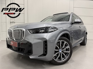 BMW X5 xDrive50e M-Sport SKYSCRAPER/PANO-SKY LOUNGE/TREKHAAK/MERINO LEER COMFORT/LUCHTVERING/H&K/20"M-SPORT/KEYLESS/CAMERA/SHADOW-LINE/NET OH BEURT GEHAD BIJ BMW DEALER/ABSOLUTE NIEUWSTAAT/BTW-AUTO
