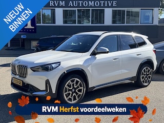 BMW X1 xDrive25e X-Line High Executive PHEV | VAN: 35.900,- VOOR: 32.877,- UW HERFSTVOORDEEL: 3.023,- | HEAD UP DISPLAY | LEDER | STOELVERWARMING| COMFORT ACCESS| ELEK. ACHTERKLEP| ELEK. WEGKLAPBARE TREKHAAK| HUD| 360 CAMERA| APPLE CARPLAY