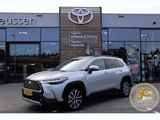 Toyota Corolla Cross 2.0 HYBRID FIRST EDITION NL-AUTO AFN-TREKHAAK BLIND-SPOT ELEK-ACHTERKLEP KEYLESS LM-VELGEN PARK-SENSOREN APPLE/ANDROID STOELVERW DRAADLOOS-LADEN AD-CRUISE BLUETOOOTH DAB+