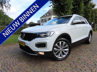 Volkswagen T-Roc 1.0 TSI Style Ecc Cruisecontrol Led A.E.B Navigatie Stoelverwarming Achteruitrijcamera Carplay Pdc Lm Velgen ***Goed Onderhouden***