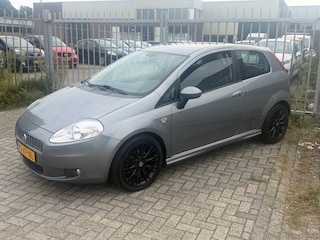 Fiat Punto Grande 1.4-16V Sport 120PK NL AUTO NAP! NIEUW DISTRIBUTIE! AIRCO ECC l ELEK PAKKET l LMV l MTF STUUR! ZELDZAAM MOOI!