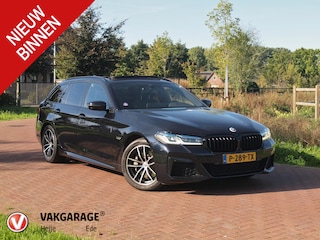 BMW 5-serie Touring 530e Business Edition Plus | M-Pakket | Panoramadak | Trekhaak | Camera | Sfeerverlichting | NL-Auto |