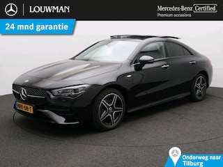 Mercedes-Benz CLA 250 e Business Solution AMG Trekhaak | AMG Line | Night Pakket | Panorama Schuif-Kanteldak | Parkeerpakket met achteruitrijcamera | Sfeerverlichting. Inclusief 24 maanden MB Certified garantie voor Europa.