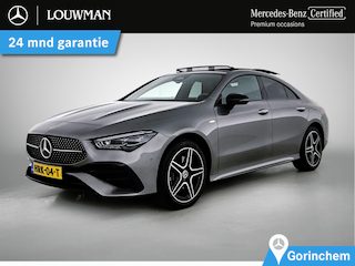 Mercedes-Benz CLA 250 e Business Solution AMG Trekhaak | AMG Line | Night Pakket | Panorama Schuif-Kanteldak | Parkeerpakket met achteruitrijcamera | Sfeerverlichting. Inclusief 24 maanden MB Certified garantie voor Europa.