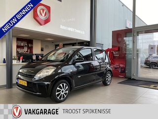Daihatsu Sirion 2 1.0-12V,5 Deurs,5Zits,Airco,Elektrischpakket,Afneembare Trekhaak,Stuurbekrachting,Centraledervergrendeling op Afstand