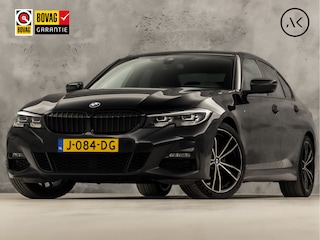 BMW 320i M Sport 184Pk Automaat (APPLE CARPLAY, M PAKKET, LEDER/ALCANTARA, STOELVERWARMING, SPORTSTOELEN, GETINT GLAS, SFEERVERLICHTING, FLIPPERS, NIEUWE APK, NIEUWSTAAT)
