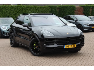 Porsche Cayenne 3.0 E-Hybrid / Trekhaak / Panoramadak / 360Camera / Softclose / 21'' / Luchtvering / Keyless / CarPlay / Sportchrono / Bose / Stoelverwarming / DAB / Cruise Control