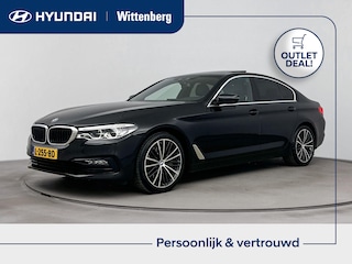 BMW 540i xDRIVE HIGH EXECUTIVE | UNIEK EN ZEER EXCLUSIEF BY WITTENBERG HILVERSUM | 100% DEALERONDERHOUDEN | INCLUSIEF GLASSCOATING | IN NIEUWSTAAT VERKERENDE HIGH EXECUTIVE | AUTOMAAT | UNIEK! | FULL OPTIONS | 340 PK! | TREKHAAK ELEKTRISCH UITKLAPBAAR! | OPEN DAK | LEDER | CLIMA | CRUISE | CAMERA | NAVI | VERWARMDE VOORSTOELEN | 19'' LM VELGEN | ELEKTRISCHE ACHTERKLEP |