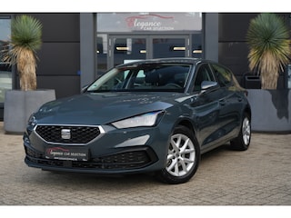 Seat Leon 1.5 TSI Style | 115 PK | Apple CarPlay/Android Auto | Voorstoelen verwarmd | LED koplampen SEAT Leon 1.5 TSI Style 115 PK met 1.5-liter viercilinder benzinemotor, Apple CarPlay/Android Auto, automatische airconditioning, cruise control, keyless start, verwarmde comfortstoelen, park