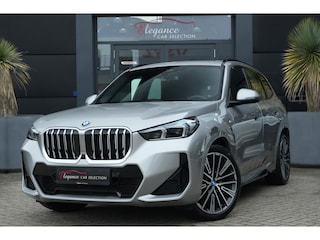 BMW X1 xDrive25e M Sport | 245PK | Pano | HUD | 360° | 20" | Keyless | Premium Pack | Travel Pack | BMW X1 xDrive25e M Sport 245 PK Plug-in Hybrid met 1.5 driecilinder, panoramadak, Head-Up Display, 360° camera, 20-inch lichtmetalen velgen, Keyless Entry, Parking Assistant Profes