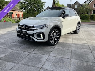 Volkswagen T-Roc 1.5 TSI DSG R-LINE EDITION , PANORAMADAK , BLACK STYLE , KEYLESS ENTRY , ADAPTIVE CRUISE , LANE ASSIST , IQ-LIGHT , LED , STOEL VERWARMING , APPEL CARPAY / ANDROID , PRIVACY GLASS , LAVASTONE INTERIEUR , 19 INCH LM . TWO TONE , CAMERA