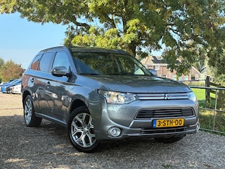 Mitsubishi Outlander 2.0 PHEV Instyle | Leder + Schuif kantel dak + Cruise + Clima nu € 4.975,-!!!