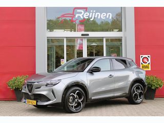 Alfa Romeo Junior 1.2 145PK AUTOMAAT Hybrid IBRIDA TI | TECHNO PACK: (LED MATRIX KOPLAMPEN, DRAADLOZE TELEFOONLADER, DODEHOEK DETECTIE, PARKEERSENSOREN VOOR ACHTER EN ZIJKANT, NAVIGATIE, ELEKTRISCH BEDIENBARE ACHTERKLEP, KEYLESS ENTRY, ADAPTIVE CRUISE CONTROL, ACHTERUITRIJ CAMERA) | PACK TI: (ELEKTRISCH BEDIENBARE BESTUUDERSSTOEL, VERKEERSBORDEN WEERGAVE, GETINTE ACHTERRUITEN, SFEER VERLICHTING, GLANZEND ZWARTE BODYKIT, 10,25" TOUCHSCREEN, LEDEREN STUURWIEL, VERSTELBARE KOFFERVLOER OP 3 NIVEAUS) | 18" LICHTMETALEN VELGEN "FORI" | DRAADLOZE APPLE CARPLAY/ANDROID AUTO | MASSAGE FUNCTIE OP DE BESTUURDERSSTOEL | STOEL VERWARMING | VOORRUIT VERWARMING |