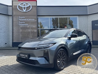 Toyota C-HR EXECUTIVE AWD 77 kWh NIEUW DIRECT LEVERBAAR! PANODAK JNL-AUDIO 20'' LM-VELGEN 360° CAMERA STOEL/STUURVERW EL-ACHTERKLEP WARMTEPOMP NAVI APPLE/ANDROID