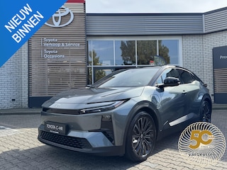 Toyota C-HR EXECUTIVE AWD 77 kWh NIEUW DIRECT LEVERBAAR! PANODAK JNL-AUDIO 20'' LM-VELGEN 360° CAMERA STOEL/STUURVERW EL-ACHTERKLEP WARMTEPOMP NAVI APPLE/ANDROID