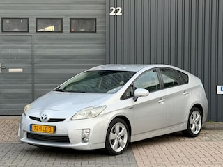 Toyota Prius 1.8 Dynamic|Camera|Trekhaak|Navi|Head-UP|Massage|Dealer Onderhouden
