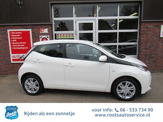 Toyota Aygo 1.0 VVT-i x-wave - Automaat- lichtmetalen velgen en telefoon navi.