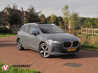 BMW 2-serie Tourer 225e xDrive | Panoramadak | Harman Kardon | Camera| Sfeerverlichting | NL-Auto |