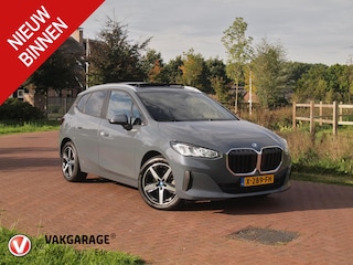 BMW 2-serie Tourer 225e xDrive | Panoramadak | Harman Kardon | Camera| Sfeerverlichting | NL-Auto |
