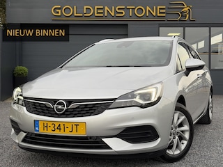 Opel Astra Sports Tourer 1.2 Elegance ✓110pk✓Camera✓Carplay✓Navi✓Halfleder✓Keyless✓Trekhaak✓Pdc V+A✓Clima✓Cruise✓Elekt Stoel✓Recent beurt gehad✓Dodehoeksensor✓Rijstrooksensor✓Lm velgen✓N.A.P✓Apk tot 11-2027
