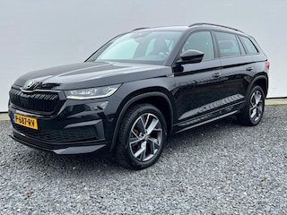Skoda Kodiaq 1.5 TSI Sportline Business Trekhaak - Comfort Pakket - Camera - 19 Inch Licht metaal - Elec voorstoel met memory - Privacy Glass- Leren Dashboard - Stoel en stuur verwarming -
