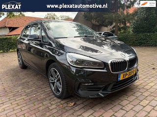 BMW 2-serie Tourer 220i High Executive Aut. | Panorama | Full Led | Facelift | Sportstoelen | Stoelverwarming | Trekhaak |