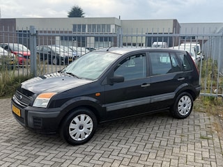 Ford Fusion 1.4-16V Champion 5 deurs HOGE INSTAP! NL AUTO NAP! NIEUWE APK EN KLEINE BEURT! Airco l Trekhaak l Elek pakket! NETJES!
