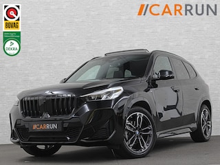 BMW X1 sDrive18i M-Sport | Panorama | Trekhaak | Origineel Nederlands | Sfeerverlichting | Carplay | 19 inch | Getint Glas | DAB | Sportstoelen | Camera | Autom. Achterklep |