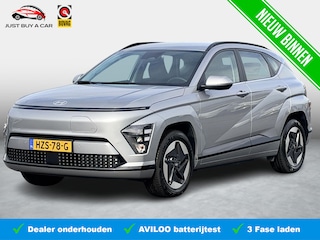 Hyundai Kona Comfort 64.8 kWh long-Range SOH 99,6% / 620KM | Fabrieksgarantie 09-2030 | Warmtepomp | V2L | Adaptive Cruise | Stoel & Stuurverwarming | Carplay | Dodehoek | Camera | Dealeronderhouden |