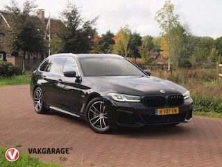 BMW 5-serie Touring 530e Business Edition Plus | M-Pakket | Head-Up Display | LED-Laser | Camera | Sfeerverlichting | ACC | NL-Auto |